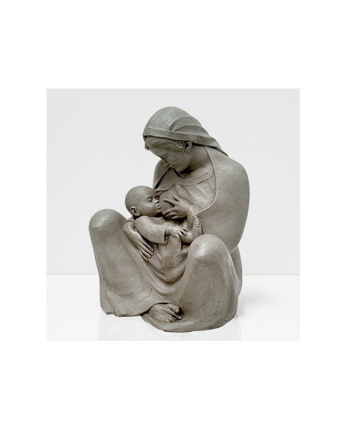 Escultura en alabastro moldeado de color gris de la Virgen María sentada dándole el pecho al niño Jesús