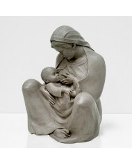 Escultura en alabastro moldeado de color gris de la Virgen María sentada dándole el pecho al niño Jesús