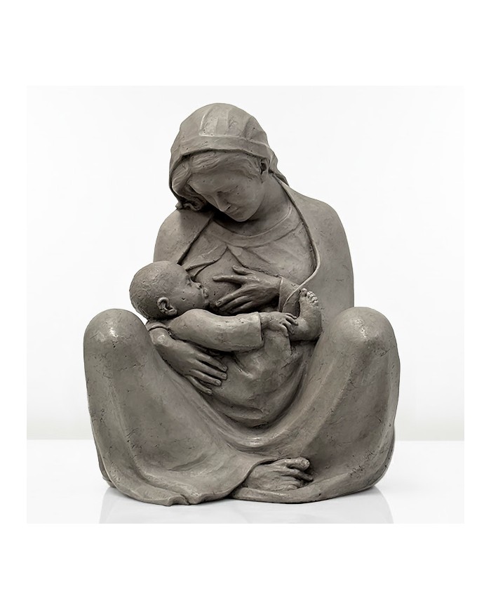 Escultura en alabastro moldeado de color gris de la Virgen María sentada dándole el pecho al niño Jesús