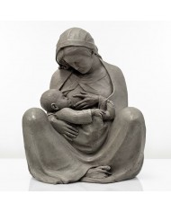 Escultura en alabastro moldeado de color gris de la Virgen María sentada dándole el pecho al niño Jesús