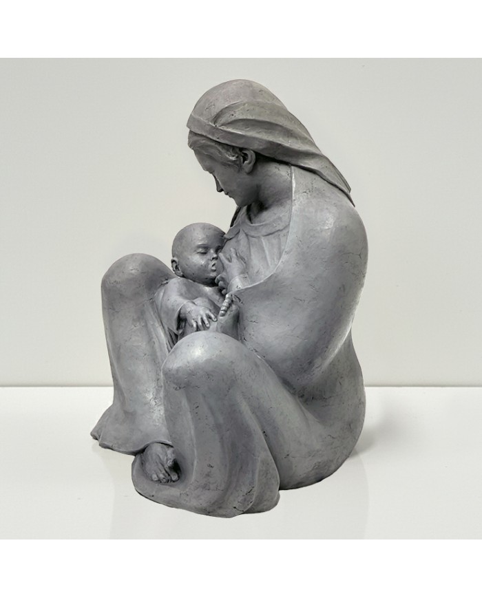 Escultura en alabastro moldeado de color gris de la Virgen María sentada dándole el pecho al niño Jesús