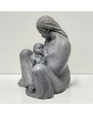 Escultura en alabastro moldeado de color gris de la Virgen María sentada dándole el pecho al niño Jesús