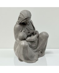 Escultura en alabastro moldeado de color gris de la Virgen María sentada dándole el pecho al niño Jesús
