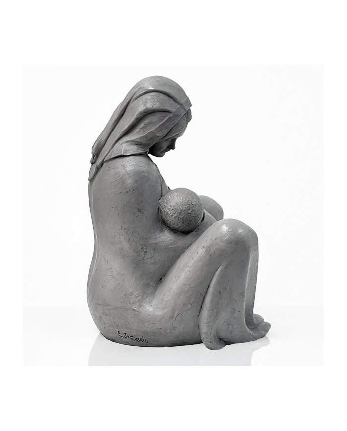 Escultura en alabastro moldeado de color gris de la Virgen María sentada dándole el pecho al niño Jesús