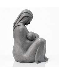 Escultura en alabastro moldeado de color gris de la Virgen María sentada dándole el pecho al niño Jesús