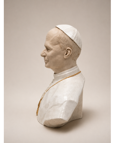 Escultura de busto del papa León XIV visto dede el perfil izquierdo