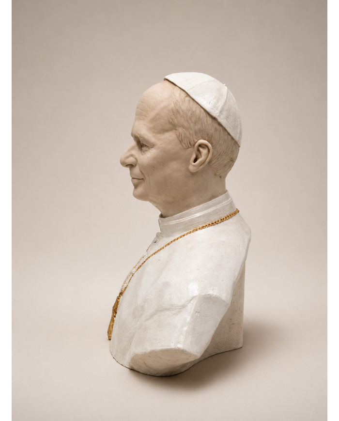 Escultura de busto del papa León XIV visto dede el perfil izquierdo