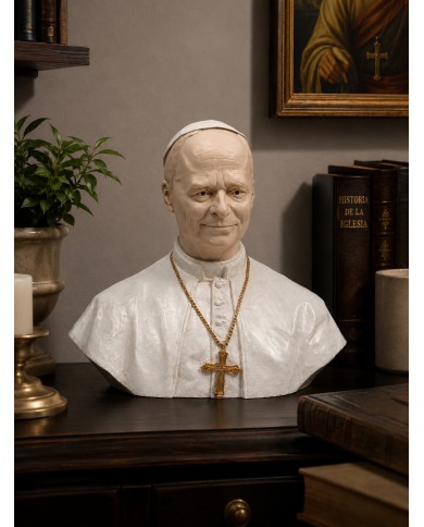 Escultura de busto del papa León XIV sobre una consola