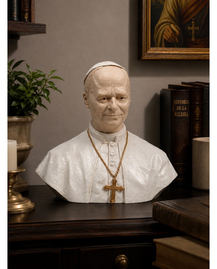 Escultura de busto del papa León XIV sobre una consola