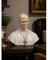 Escultura de busto del papa León XIV sobre una consola